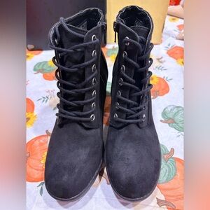 Soda Chunky Heel Ankle Booties in black faux suede with side zipper size 6.5